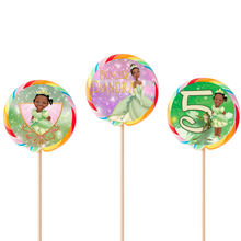 Afbeelding in Gallery-weergave laden, Gepersonaliseerde Prinses Tiana ronde regenboog lollies