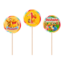 Afbeelding in Gallery-weergave laden, Gepersonaliseerde Winnie de Pooh ronde regenboog lollies