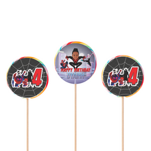 Afbeelding in Gallery-weergave laden, Gepersonaliseerde Spiderman Verse-editie ronde regenboog lollies