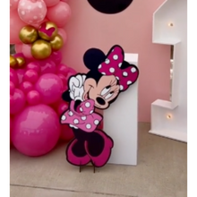 Afbeelding in Gallery-weergave laden, Gepersonaliseerde grote cut-out Minnie Mouse foamboard
